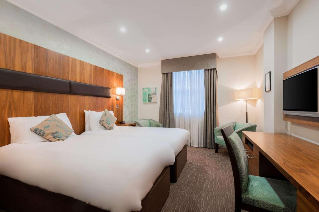 Golden Valley Ramada By Wyndham Cheltenham מראה חיצוני תמונה