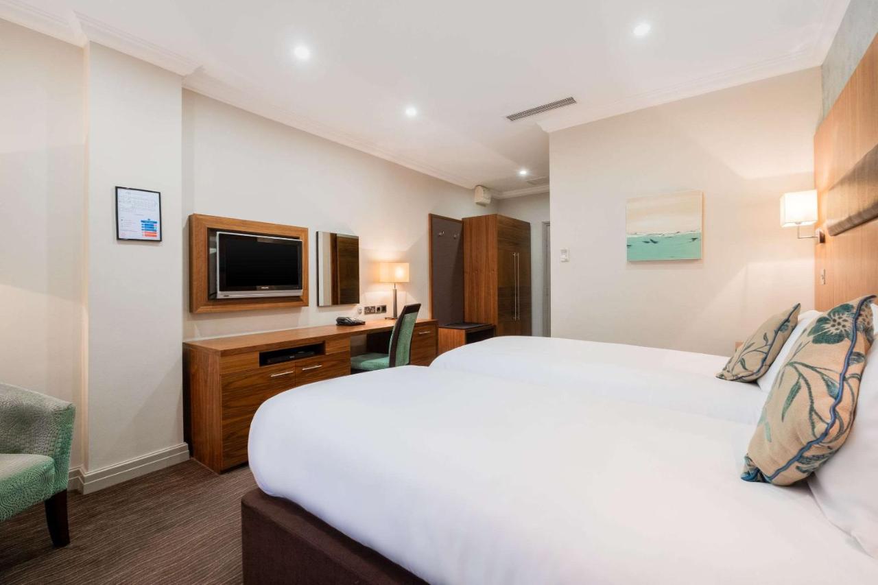 Golden Valley Ramada By Wyndham Cheltenham מראה חיצוני תמונה