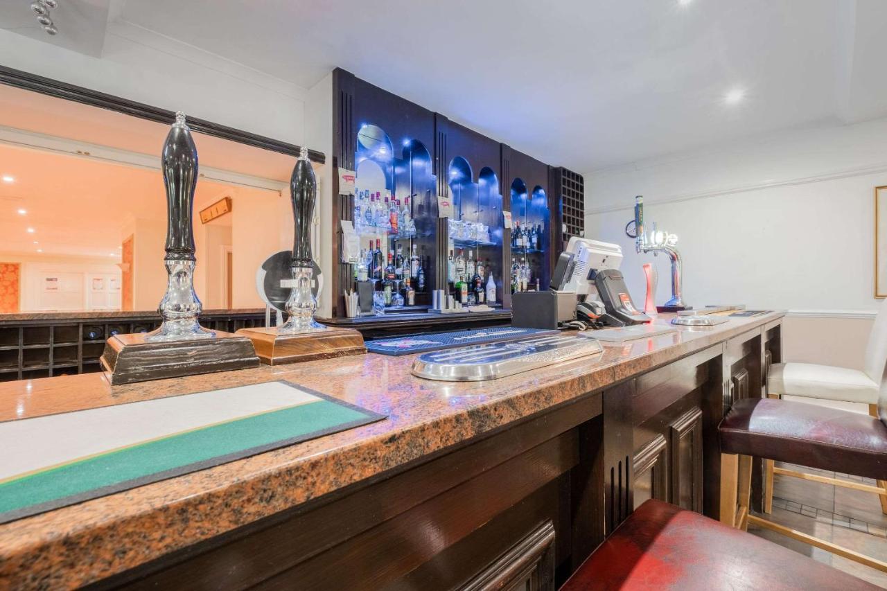 Golden Valley Ramada By Wyndham Cheltenham מראה חיצוני תמונה
