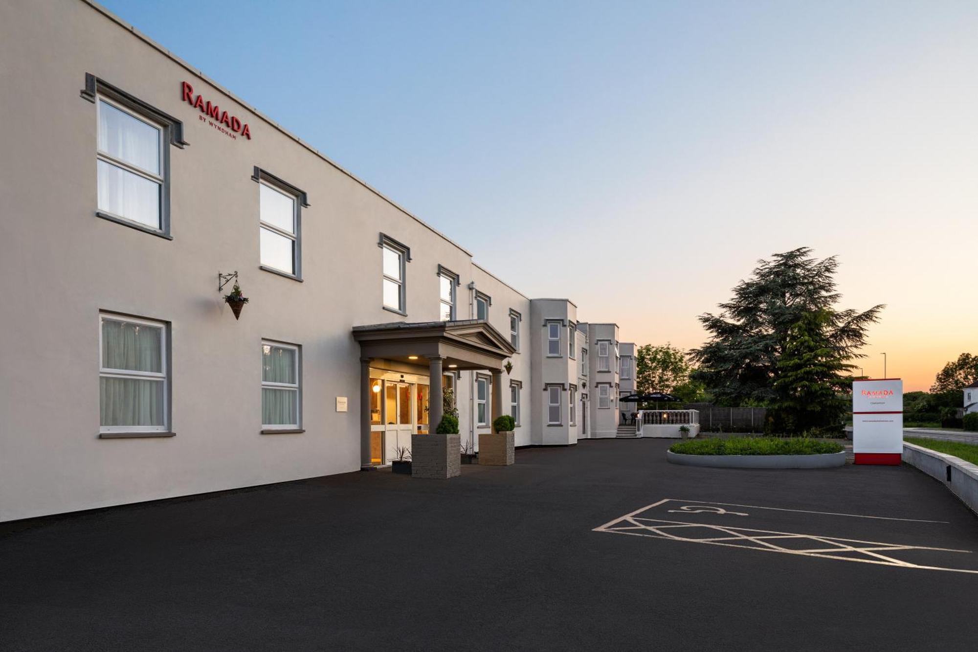 Golden Valley Ramada By Wyndham Cheltenham מראה חיצוני תמונה