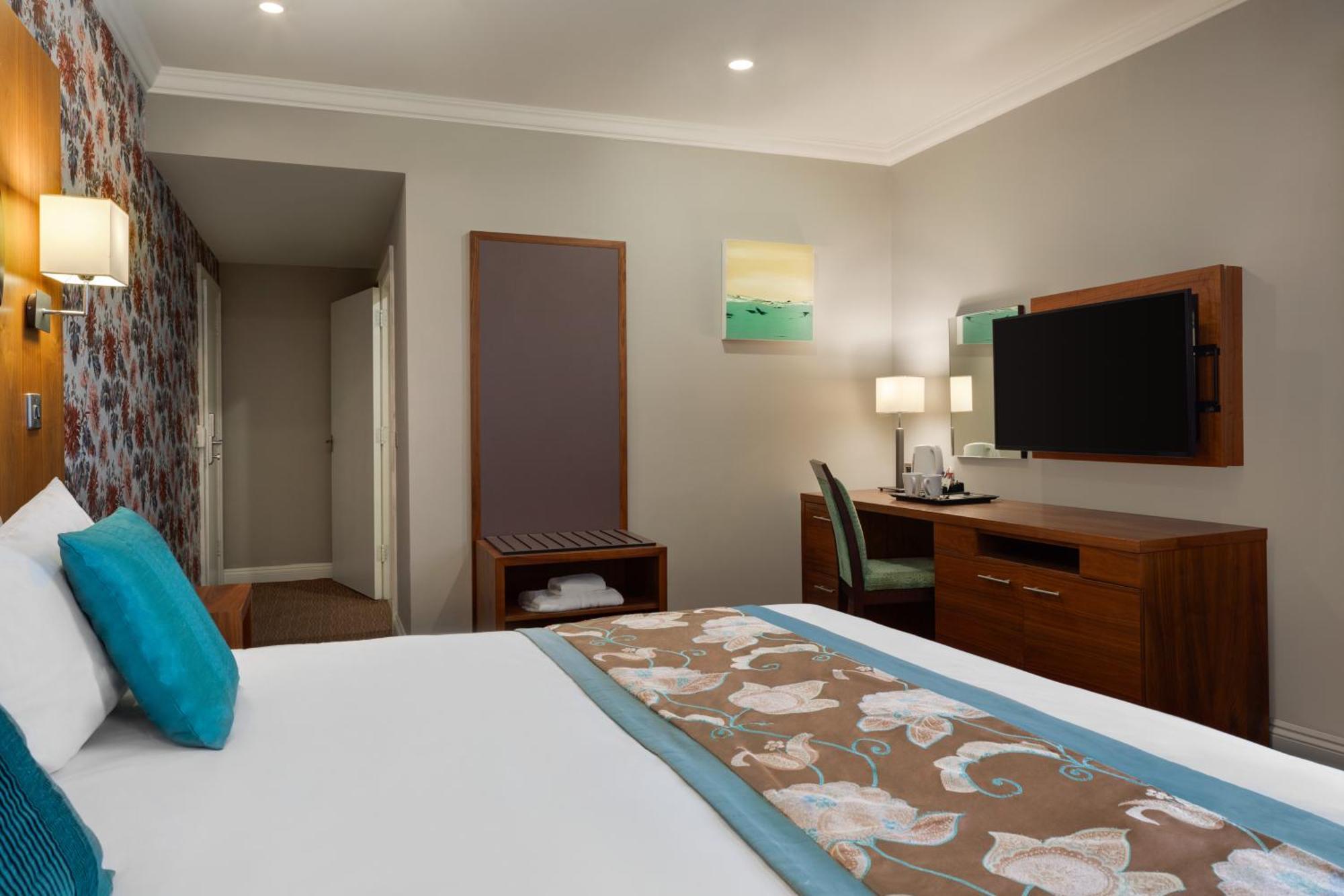 Golden Valley Ramada By Wyndham Cheltenham מראה חיצוני תמונה