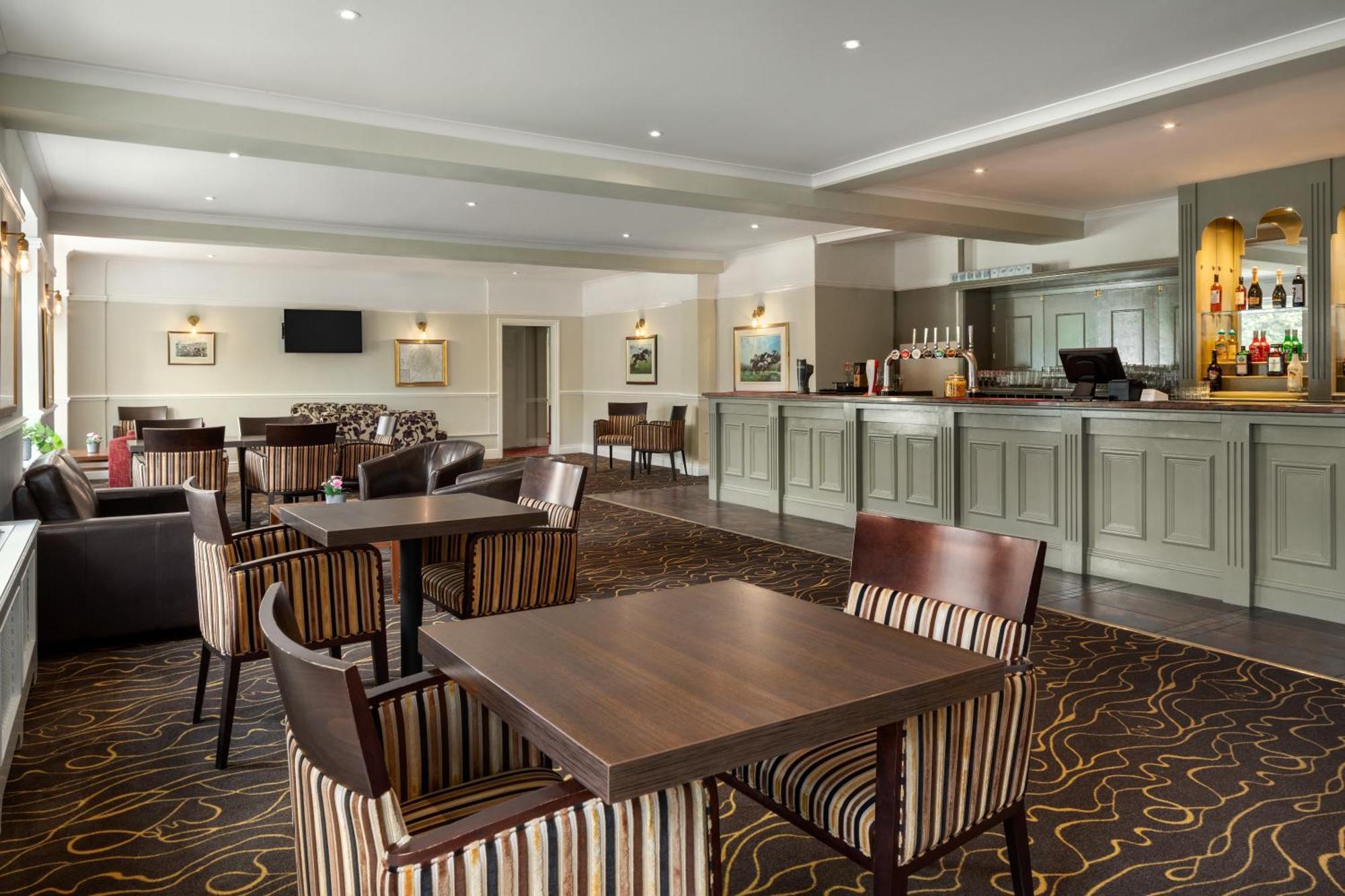 Golden Valley Ramada By Wyndham Cheltenham מראה חיצוני תמונה