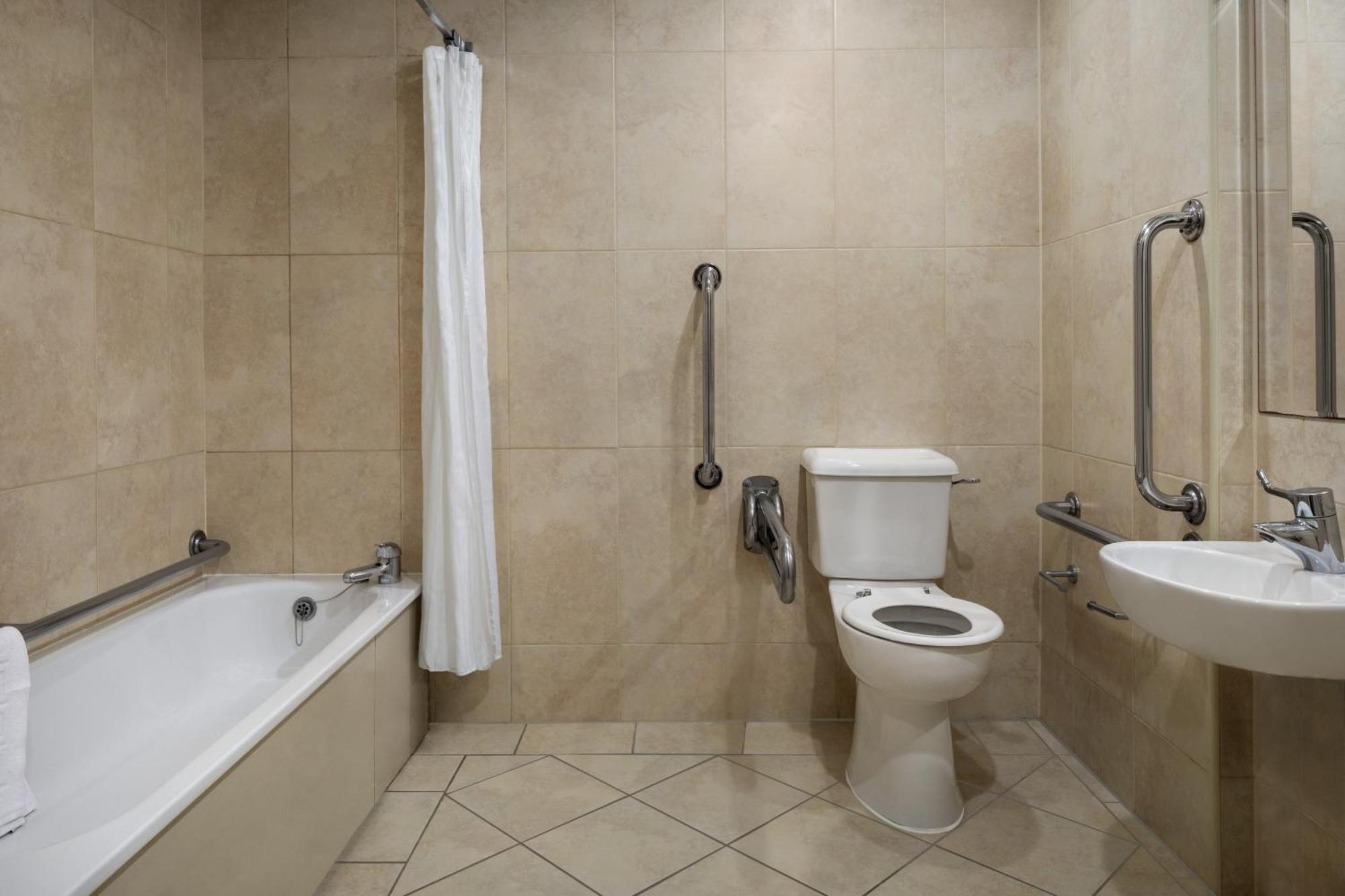 Golden Valley Ramada By Wyndham Cheltenham מראה חיצוני תמונה