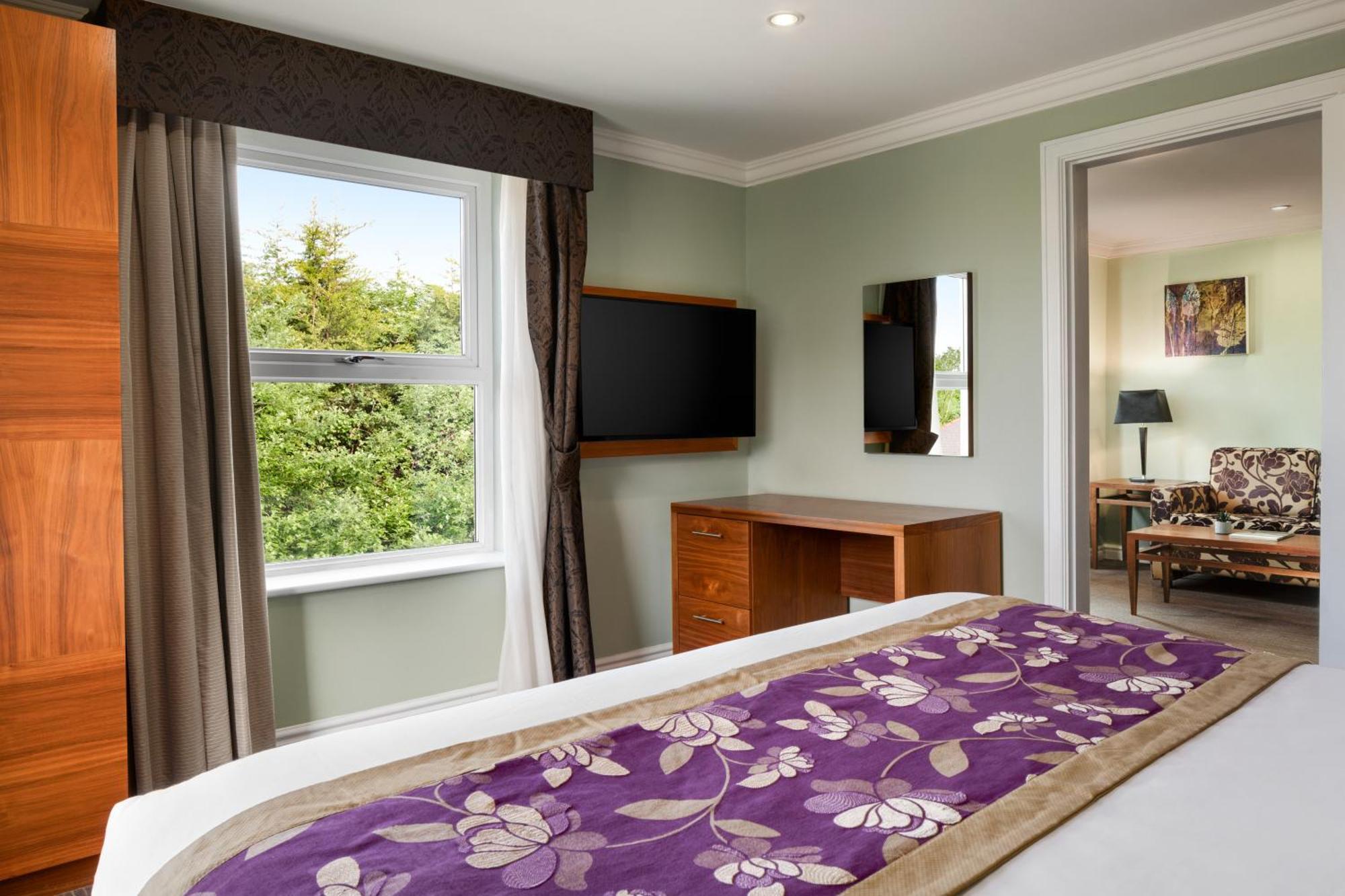 Golden Valley Ramada By Wyndham Cheltenham מראה חיצוני תמונה