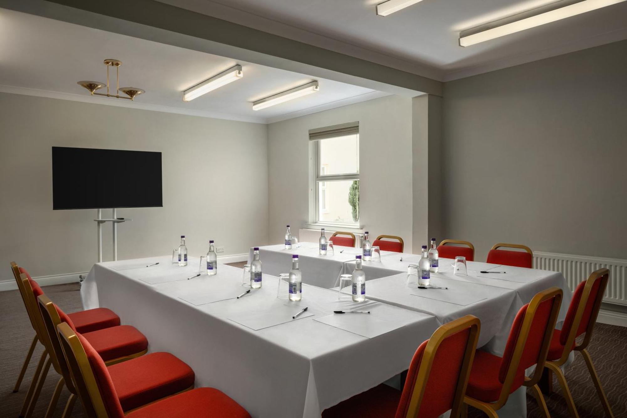 Golden Valley Ramada By Wyndham Cheltenham מראה חיצוני תמונה