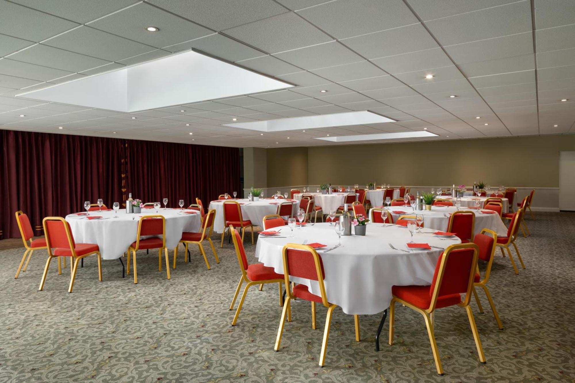 Golden Valley Ramada By Wyndham Cheltenham מראה חיצוני תמונה