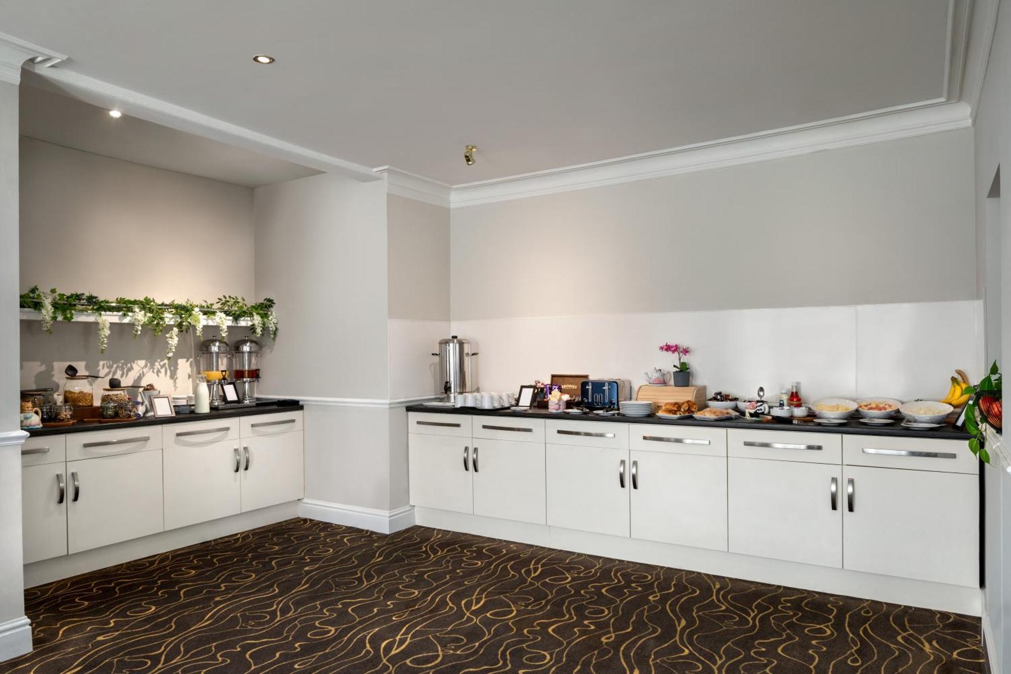 Golden Valley Ramada By Wyndham Cheltenham מראה חיצוני תמונה