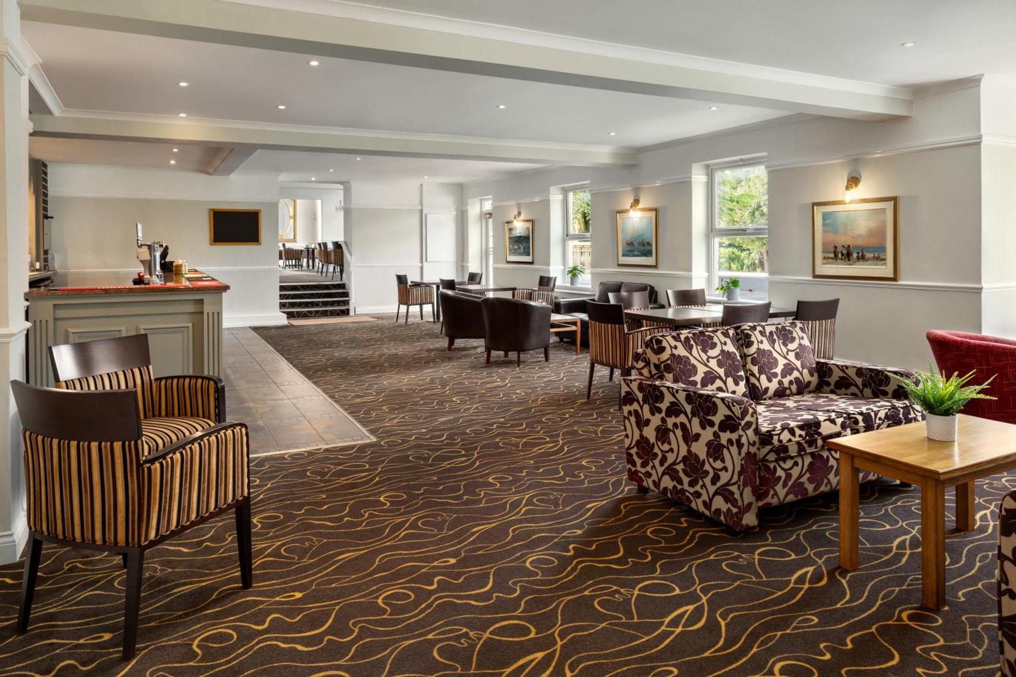 Golden Valley Ramada By Wyndham Cheltenham מראה חיצוני תמונה