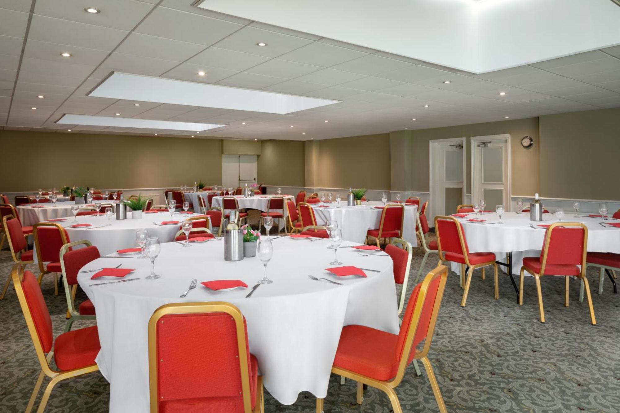 Golden Valley Ramada By Wyndham Cheltenham מראה חיצוני תמונה