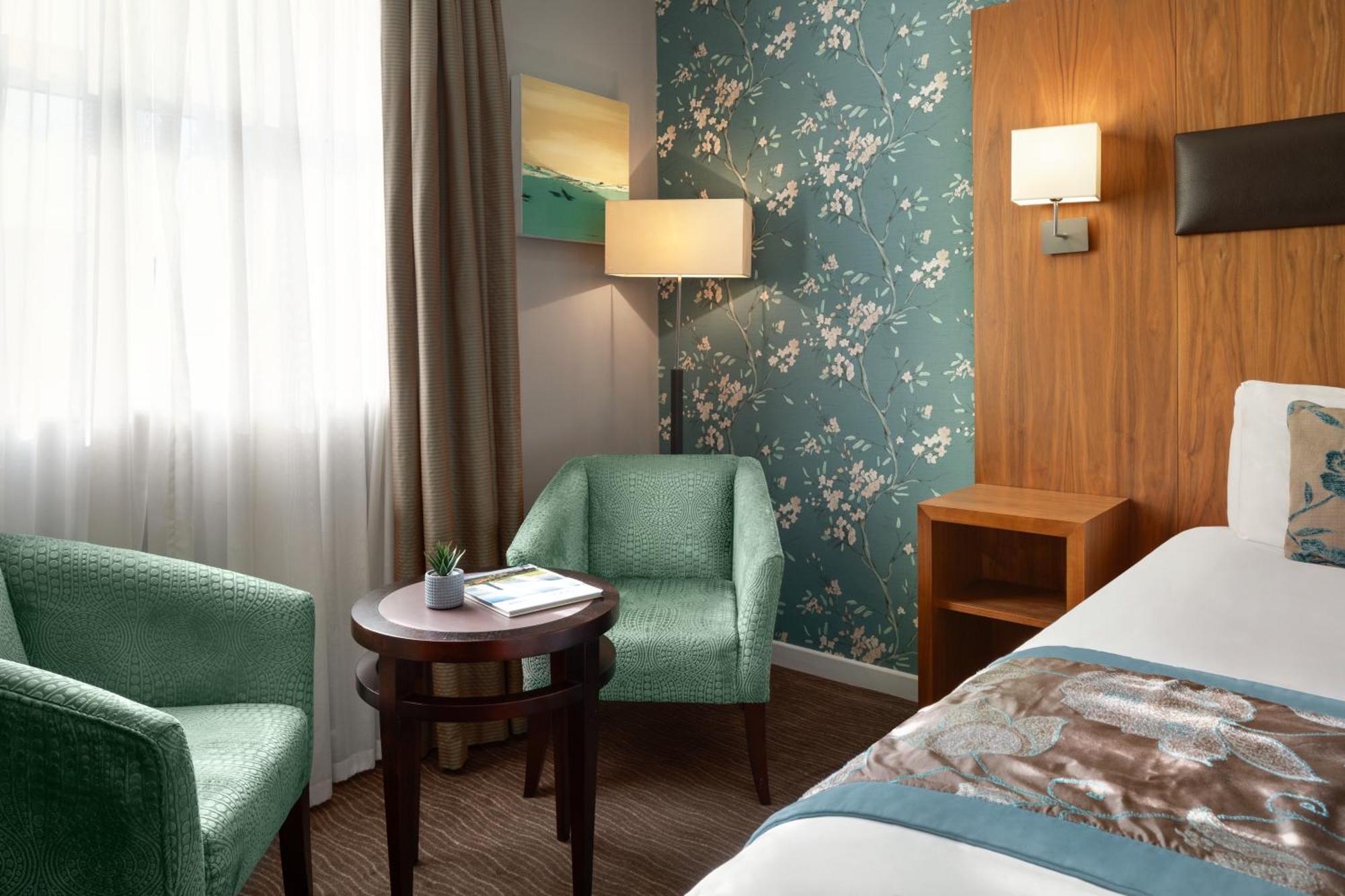 Golden Valley Ramada By Wyndham Cheltenham מראה חיצוני תמונה