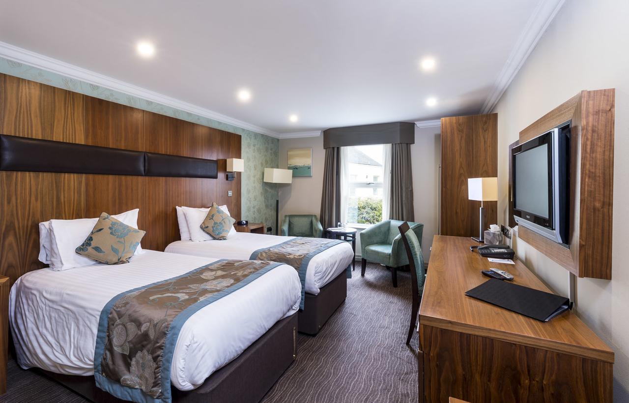 Golden Valley Ramada By Wyndham Cheltenham מראה חיצוני תמונה